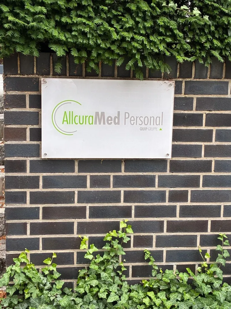 Schild der AllcuraMed Personal an der Fassade der Geschäftsstelle Hamburg