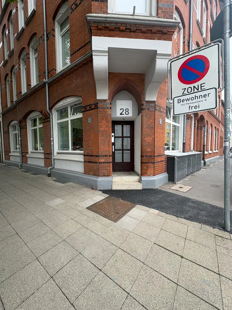 Eingang der AllcuraMed-Geschäftsstelle Hannover, Hainhölzer Straße 28