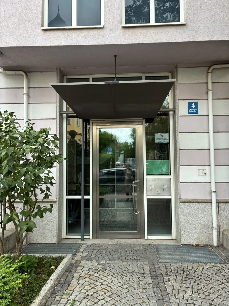 Eingang der AllcuraMed-Geschäftsstelle München, Kobellstraße 4